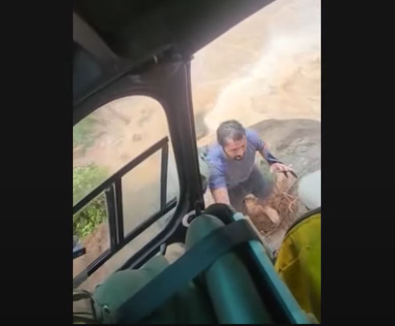 Vídeo: Homens são resgatados após passarem horas em cima de pedra em meio a mar de lama em SP