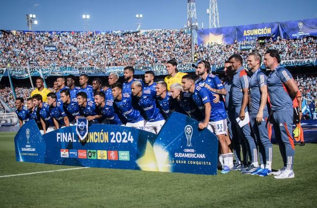 Racing vence Cruzeiro e conquista a Sul-Americana
