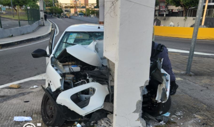 Mulher perde dedos das mãos e fica presa às ferragens de carro em acidente em Manaus