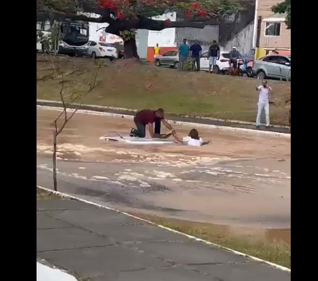 Vídeo: Cratera engole carro em avenida e quase suga casal em cena desesperadora
