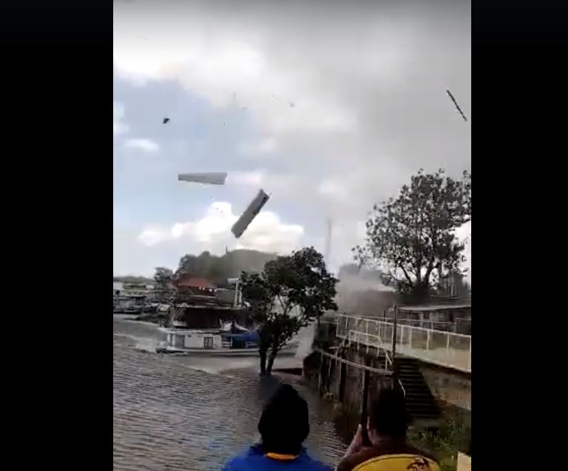 Ventania e tromba d' água deixam 8 casas e escola destelhadas no Amazonas