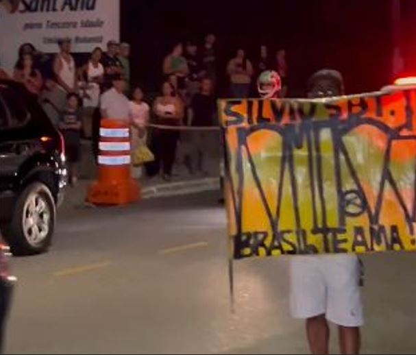 Multidão se reúne para última homenagem a Silvio Santos na frente de cemitério