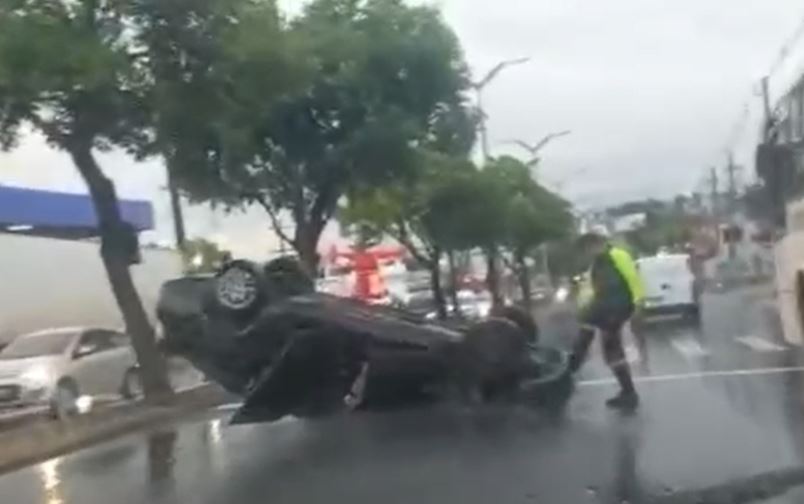 Carro capota em avenida e viatura da PM é atingida por outro veículo ao socorrer vítima em Manaus