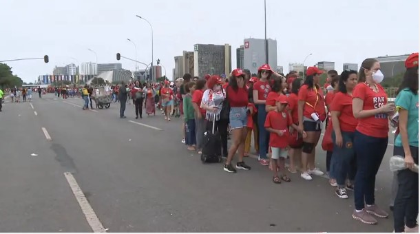 Apoiadores fazem fila quilométrica para acompanhar posse de Lula em Brasília