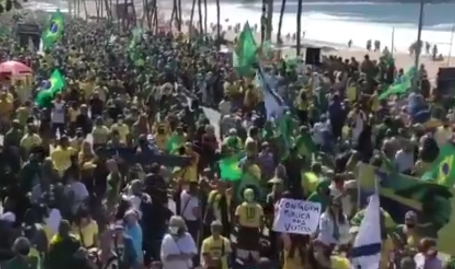 Vídeos: Manifestação a favor do voto impresso reúne multidão em Copacabana 