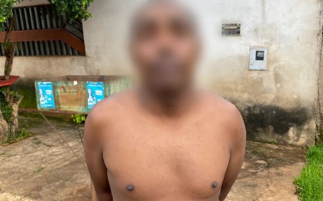 Homem é suspeito de espancar esposa e forjar que vítima passou mal assistindo TV; mulher morreu