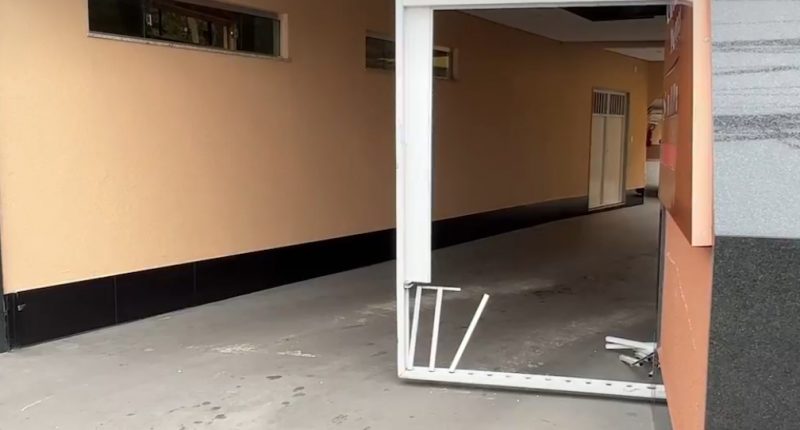 Vídeo mostra momento em que homem arranca portão de motel e foge sem pagar em Manaus