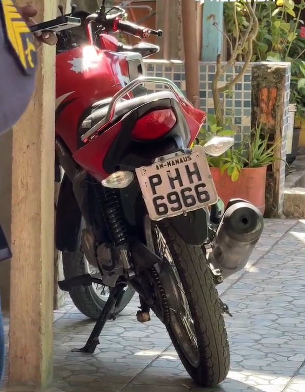 Venezuelano vai parar na delegacia após casal reconhecer moto roubada em Manaus