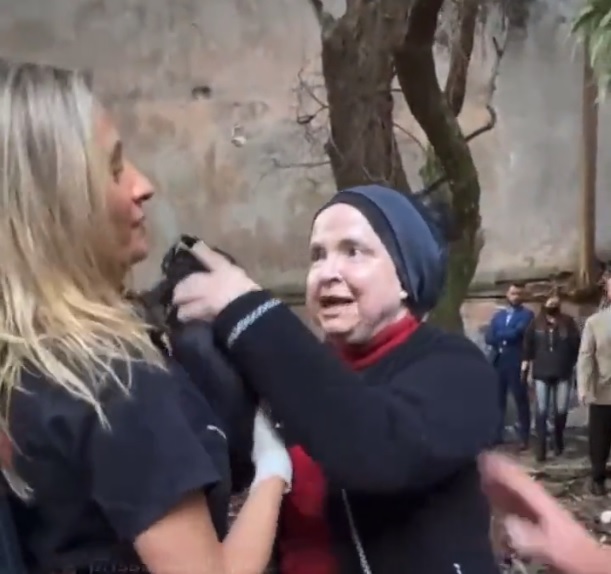 Aos gritos, mulher da casa abandonada arranca cachorra do colo de Luísa Mell durante resgate