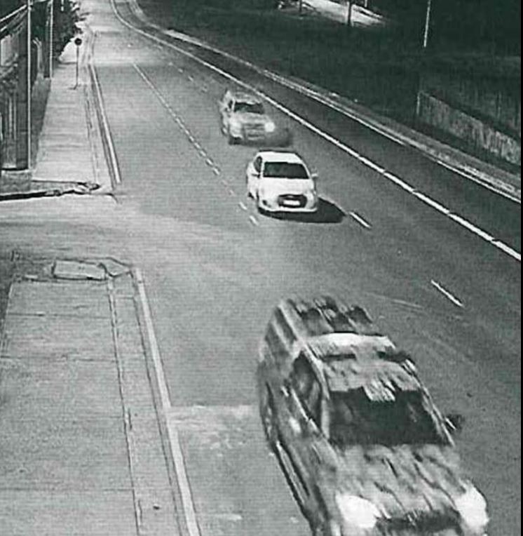 Imagem mostra viaturas da Rocam conduzindo carro de vítimas de chacina rumo a AM-010