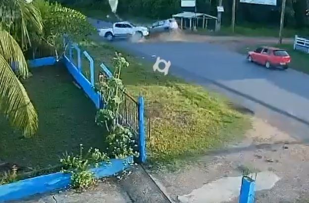 Vídeo chocante mostra momento exato em que carros colidem na AM-010