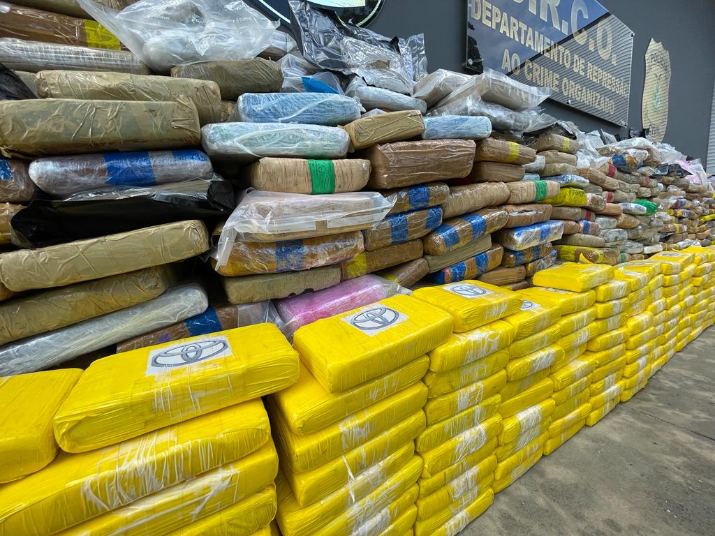 Fuzis e toneladas de drogas avaliadas em R$ 18 milhões são apreendidas em Manaus