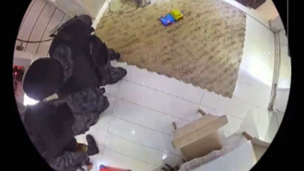 Câmera registra militares revirando casa e levando objetos durante revista policial