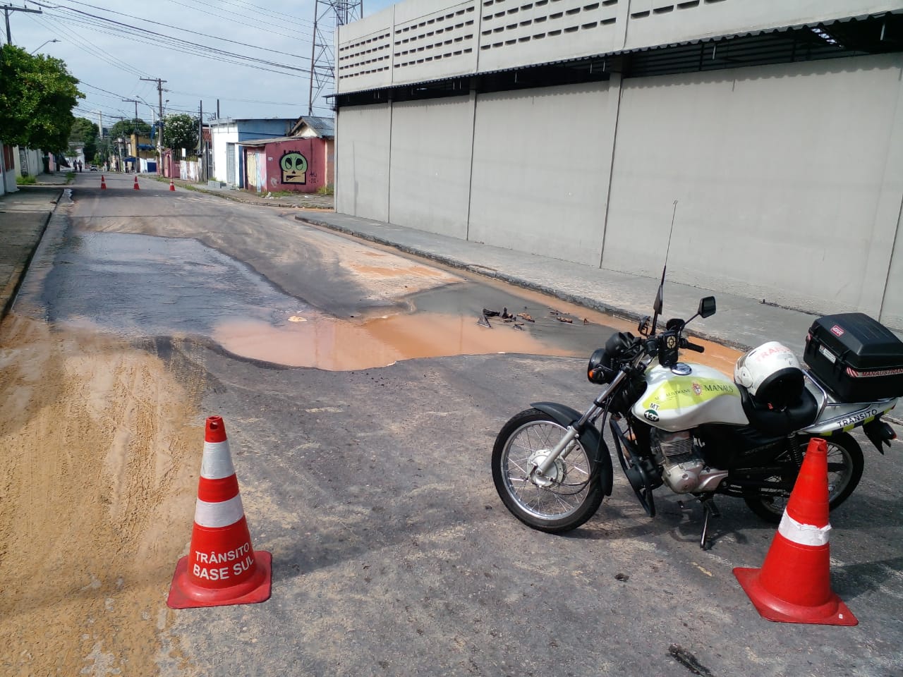 Cratera abre após vazamento de água e interdita rua em Manaus