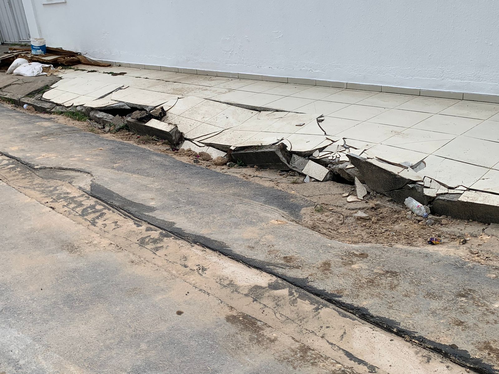 Obra da Águas de Manaus causa afundamento de calçadas e ameaça casas no Japiim