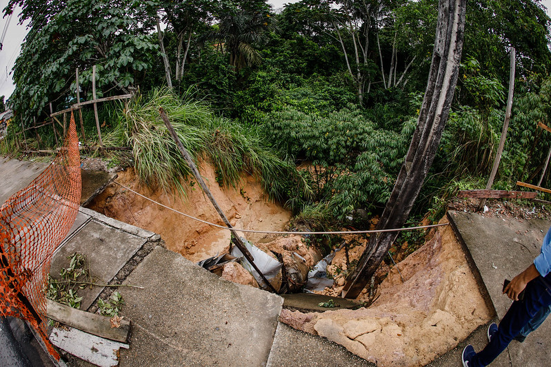 Trecho da Avenida das Torres passa por recuperação após abertura de buraco na via