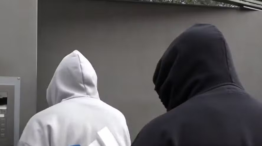 Um dia após ser solto, Dani Alves dá festa em casa e recebe amigos encapuzados