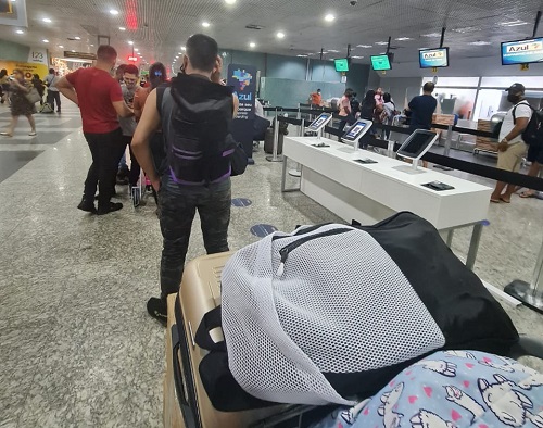 Aeroporto de Manaus registra aglomeração durante pico da pandemia no Brasil