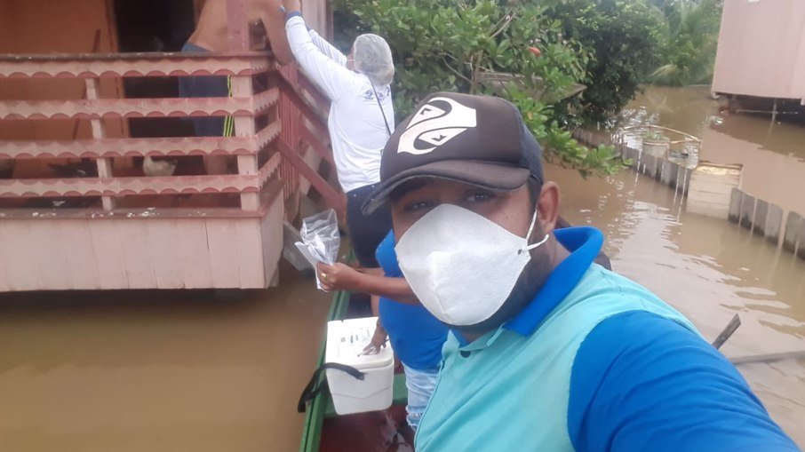 Profissionais da saúde enfrentam enchentes para vacinar no Amazonas