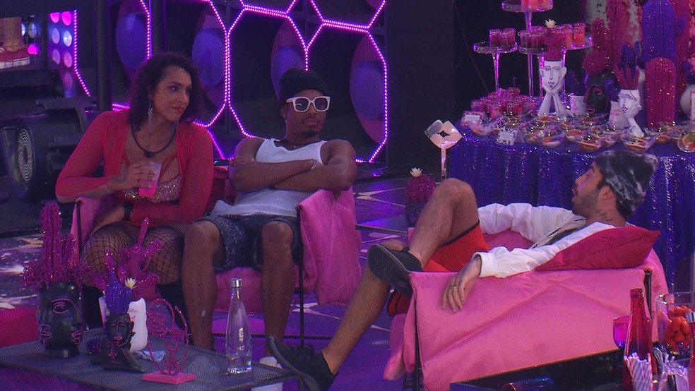 Scooby pede música após brincadeiras de Lina com Eli: 'DJ, solta talarica'