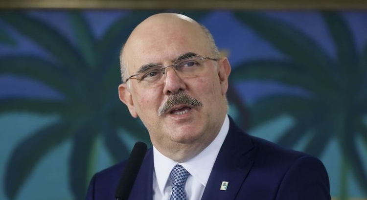 Arma do ex-ministro da Educação, Milton Ribeiro, dispara acidentalmente em aeroporto