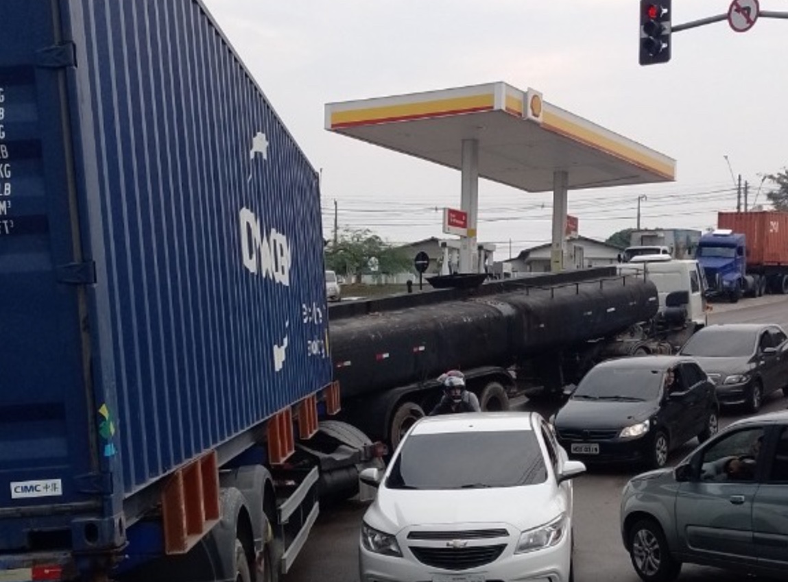 Acidente entre caminhão-tanque e carreta tem vazamento de óleo e ruas bloqueadas em Manaus