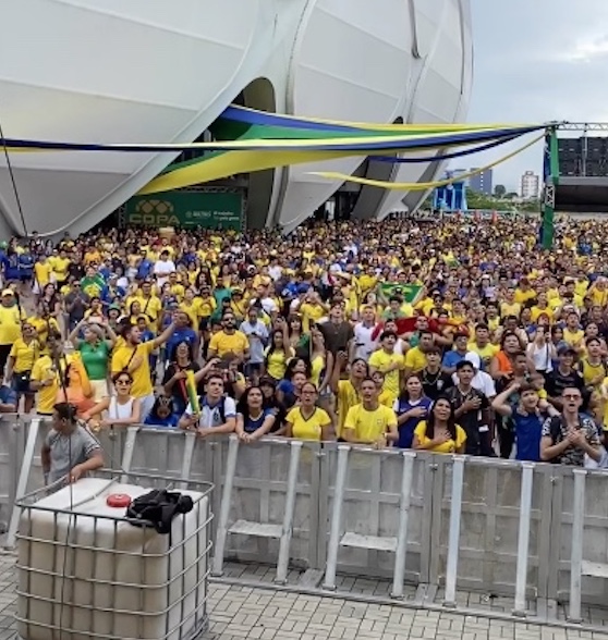 Manauaras reclamam após descobrirem que Copa na Arena era do lado de fora