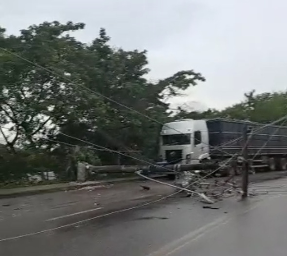 Carreta perde controle durante chuva e arrasta poste em Manaus; vídeo