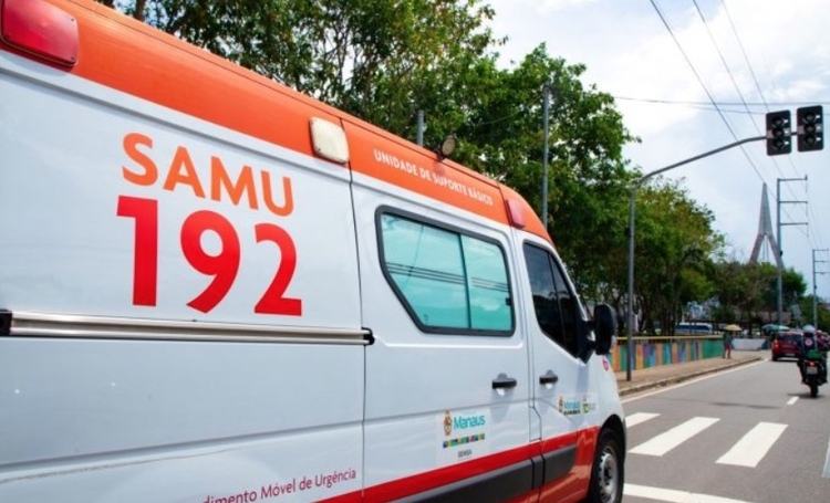 Acidente com carro do TRE-AM deixa uma pessoa ferida em Manaus