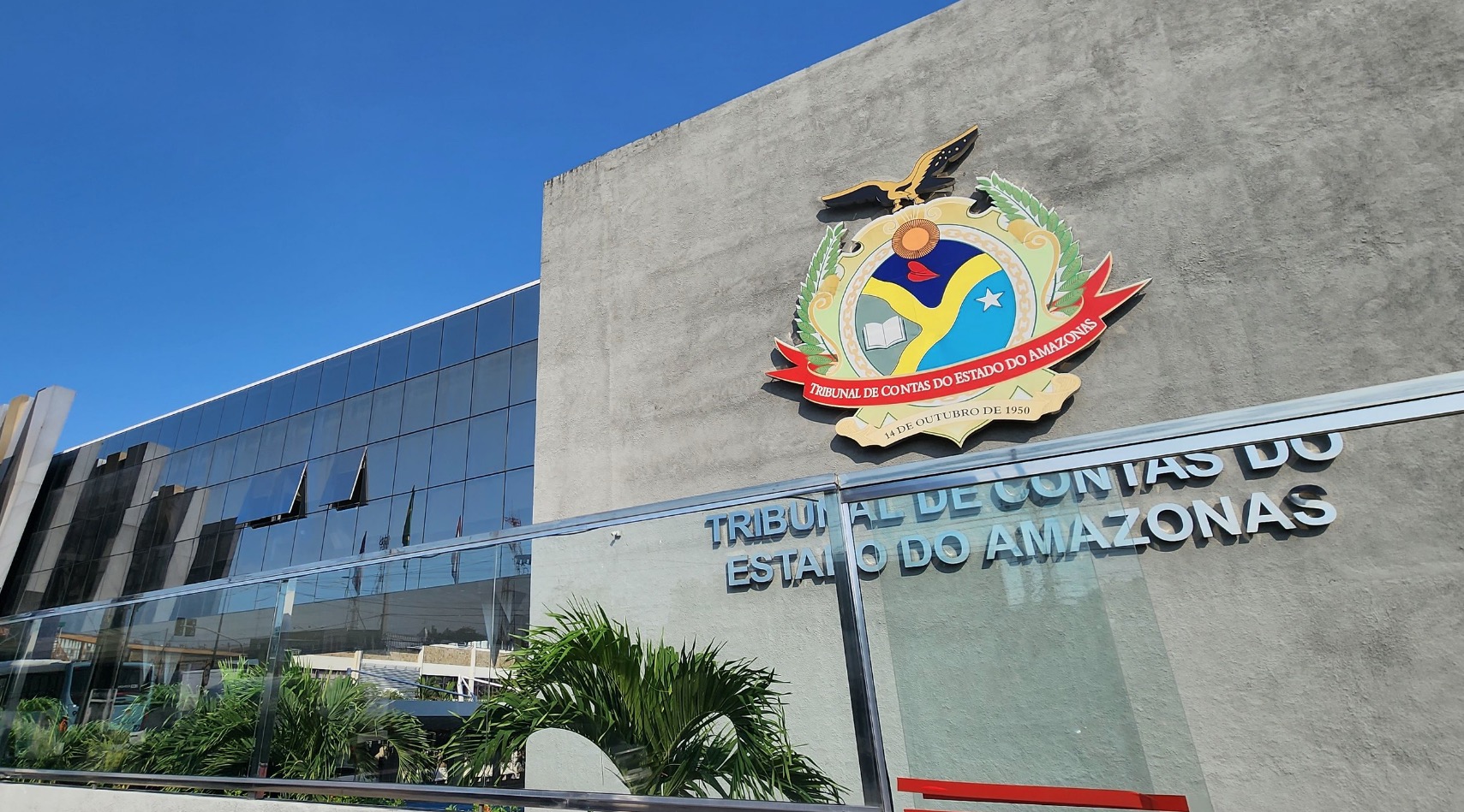 TCE-AM dispensa empresa para contratar outra sem licitação por R$ 6,9 milhões