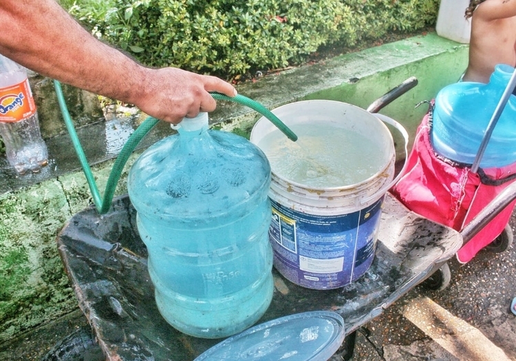 Bairros de Manaus permanecem sem água após rompimento de adutora 