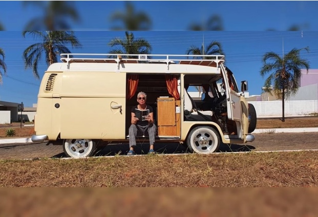 Professora demitida há 20 anos por causa de sua orientação sexual espera por justiça