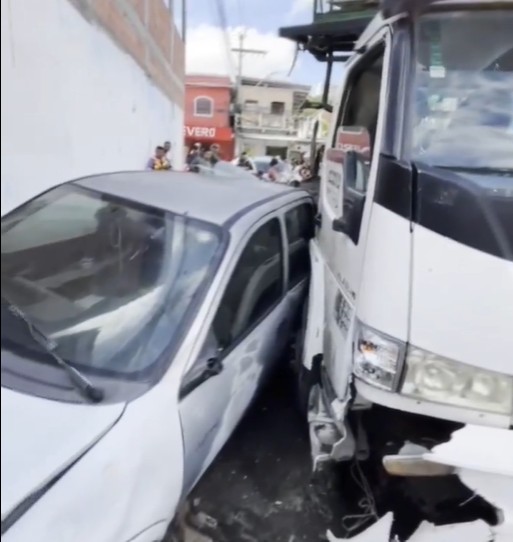 Assaltantes atiram em policial, fazem motorista refém e causam acidentes em Manaus