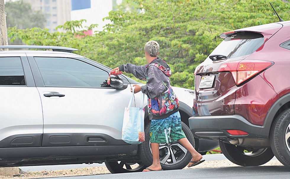 Crianças estariam sendo 'alugadas' para pedir dinheiro em semáforos de Manaus