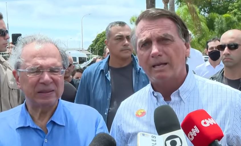 Bolsonaro anuncia novo aumento no preço dos combustíveis e dispara: ' Não vou inteferir em nada'
