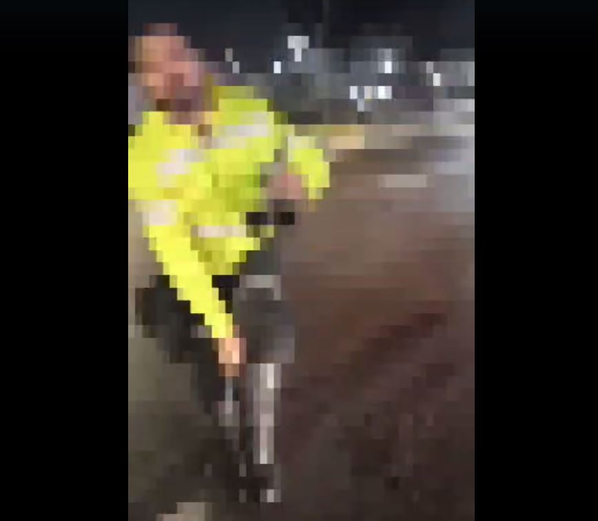 Em vídeos, motoristas acusam agente de trânsito de sacar arma durante confusão em Manaus