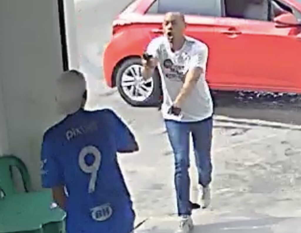 Candidato a deputado estadual aponta arma e dá chutes em jovem que derrubou bandeira
