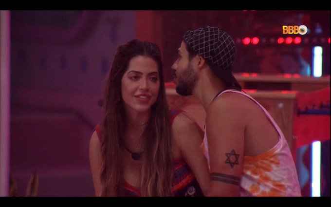 BBB 22: Laís tenta ficar com Rodrigo, brother dá 'toco' e provoca: "cê quer me beijar?"