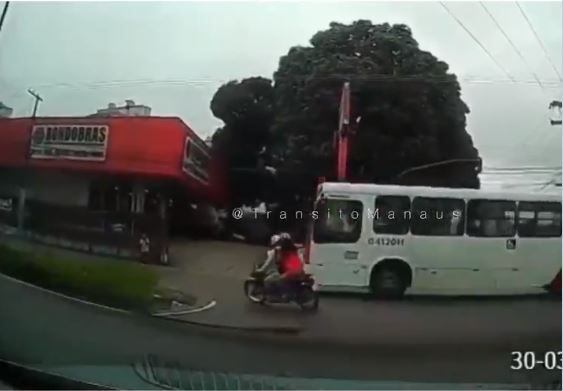 Vídeo: Casal escapa da morte após ônibus furar sinal vermelho em Manaus
