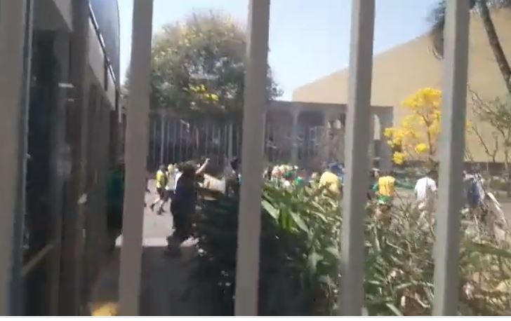 Bolsonaristas perseguem servidor e tentam invadir Ministério da Saúde; veja vídeos