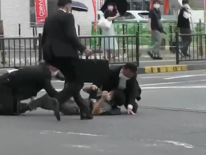 Vídeo mostra instante em que Shinzo Abe é baleado durante campanha no Japão