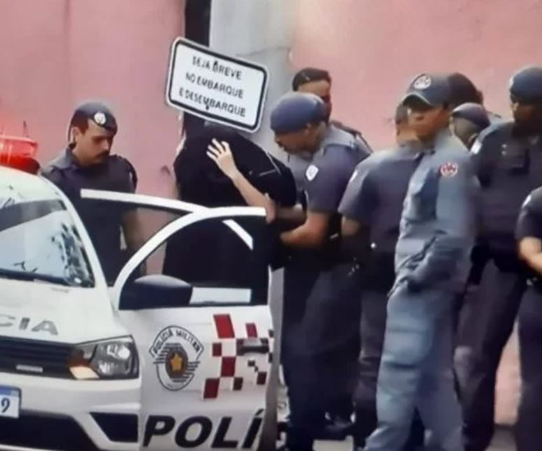 Estudante dá detalhes de ataque em escola: "Colocou máscara de caveira antes"