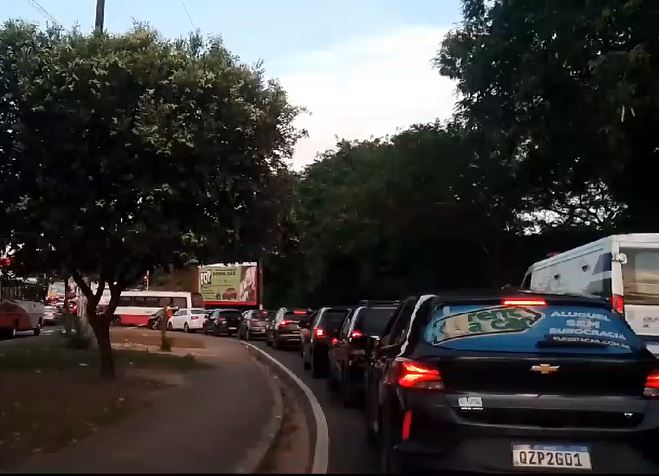 Caminhão tomba próximo à UFAM e deixa trânsito caótico em várias avenidas 