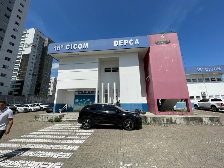 Zelador é preso suspeito de beijar aluno à força em banheiro de escola em Manaus