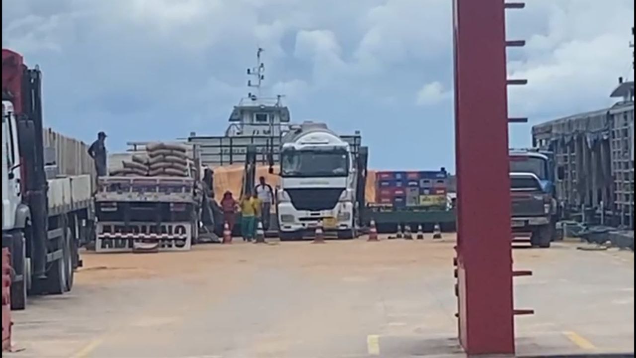 Acidente: Trabalhador é prensado entre carretas em porto de Manaus; vídeo