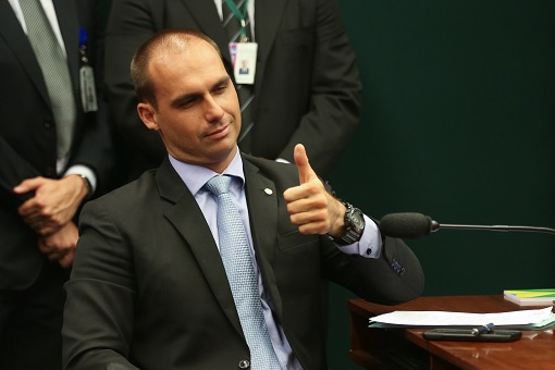 Twitter alerta sobre publicação enganosa em post de Eduardo Bolsonaro