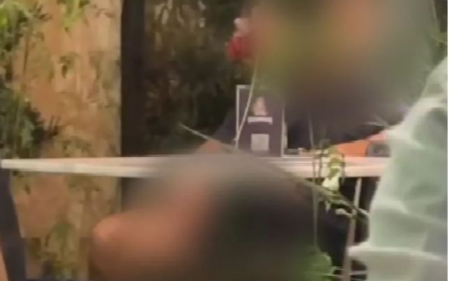 Cliente é flagrado se masturbando em restaurante antes da refeição