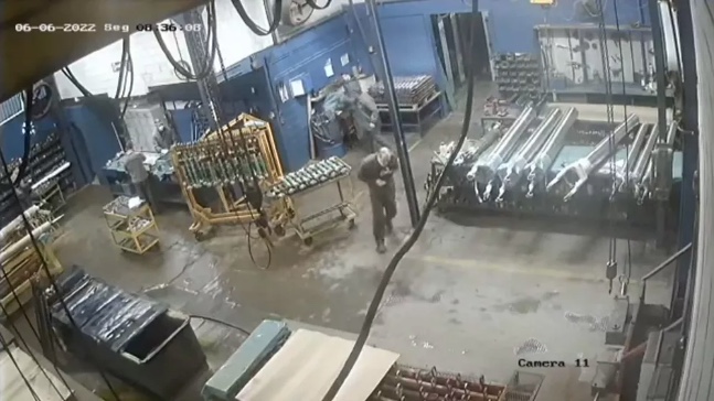 Supervisor mata funcionário que parou para tomar café durante expediente; vídeo