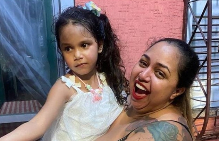 Família solta balões brancos no céu em último adeus à filha de Magrinha Ellen, em Manaus