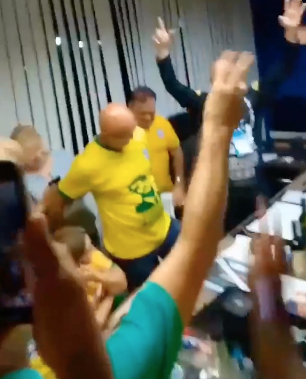 Menezes já comemorava vitória para Senado quando foi ultrapassado por Omar; vídeo